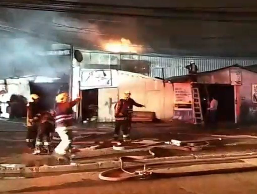 Envuelto en llamas terminó taller mecánico en Concepción