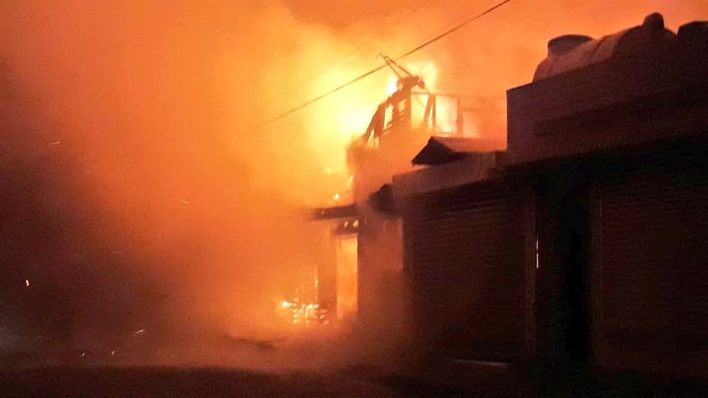 Labocar investigará voraz incendio que consumió seis locales comerciales y una casa en Tirúa