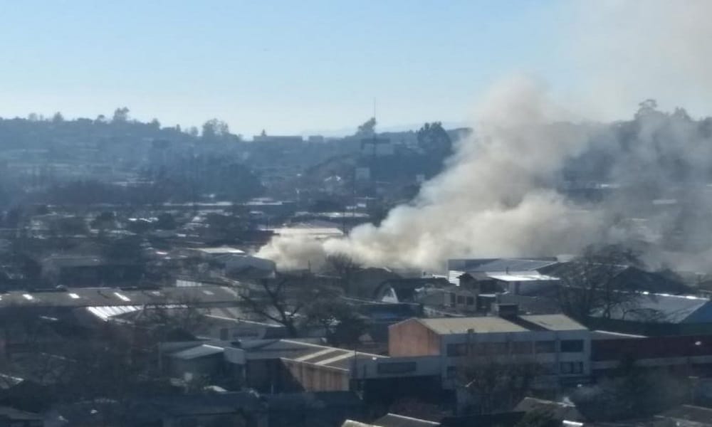 Incendio afecta a viviendas y locales comerciales en Concepción