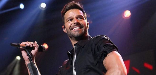 Ricky Martin sorprende a sus fanáticos posando con corsé metálico y tacones