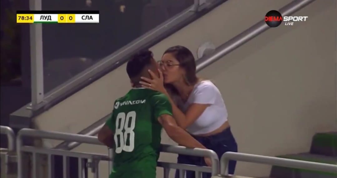 Vídeo: Brasileño celebró con su novia un gol sin saber que se lo anularon