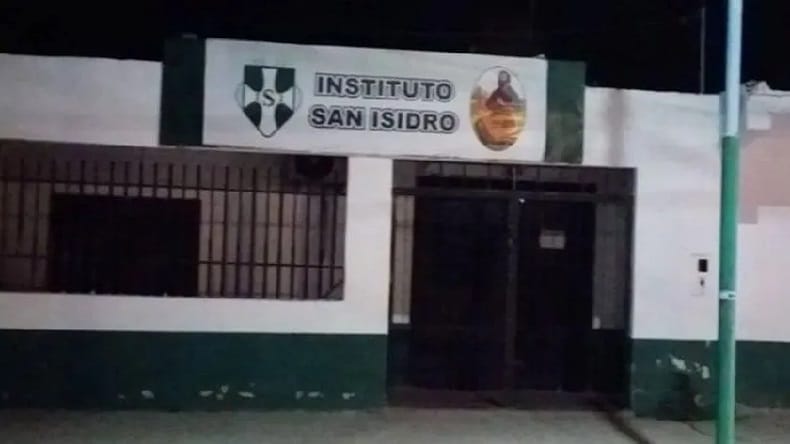 Menor intentó entrar por la reja a un colegio y quedó con la cabeza atrapada y murió