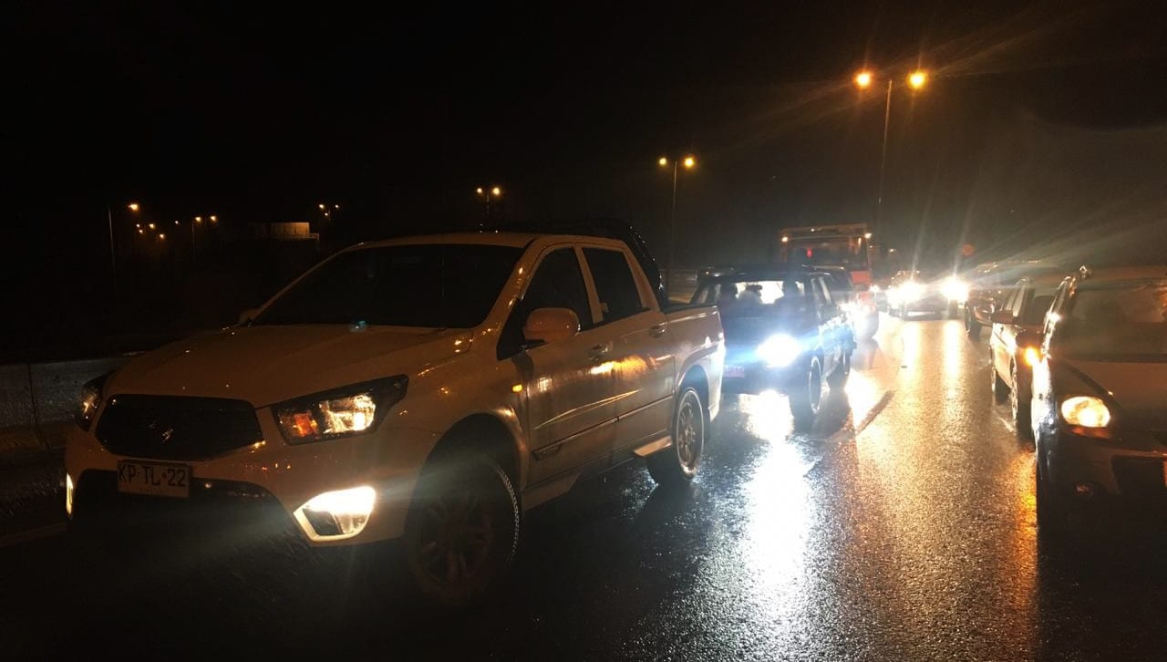 Disparos, miguelitos y un gran taco se registra cerca del peaje Chivilingo tras robo