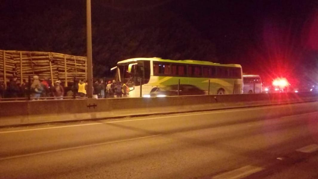 Al menos 18 lesionados deja choque de dos buses y un camión en la Ruta 160 en Coronel