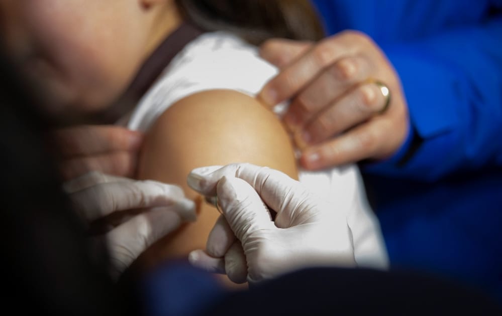 Vacunan a niños de 4° Básico de Concepción contra el Virus del Papiloma Humano