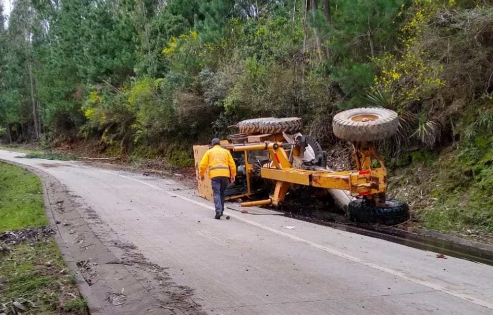 Una persona lesionada deja volcamiento de una motoniveladora en Tomé 