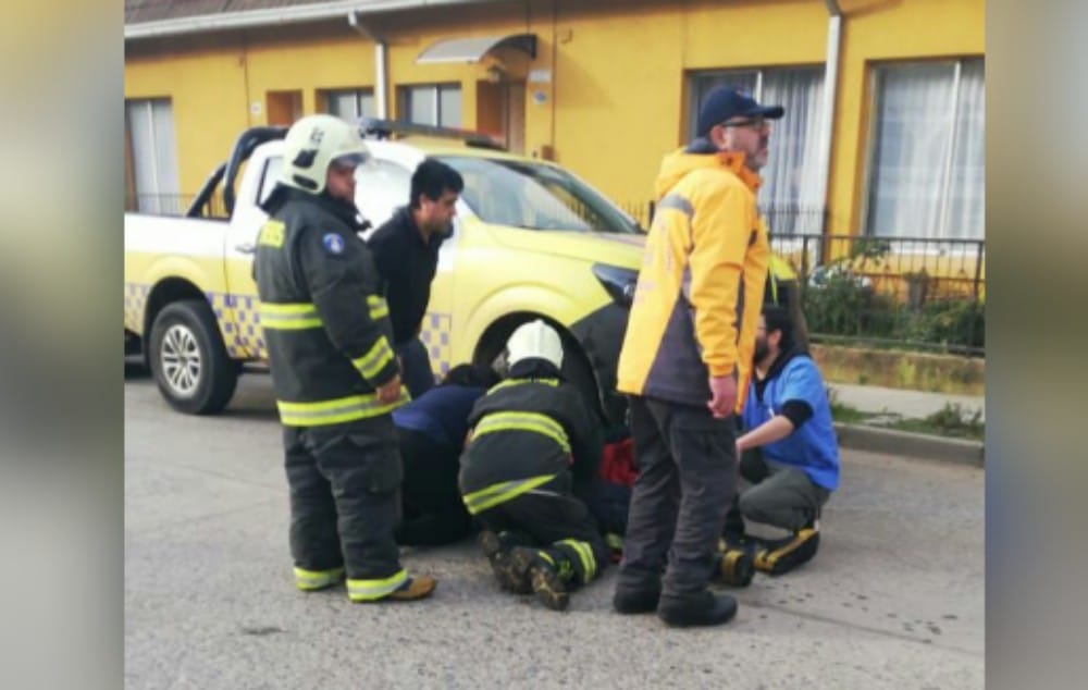 Bombero es trasladado hasta el Hospital de Tomé tras caer de altura cuando atendía emergencia