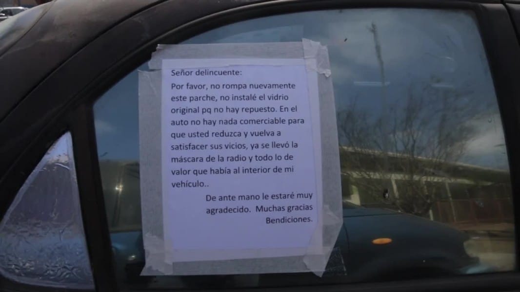 Hombre deja nota a ladrón: “Ya se llevó todo lo de valor al interior de mi vehículo”