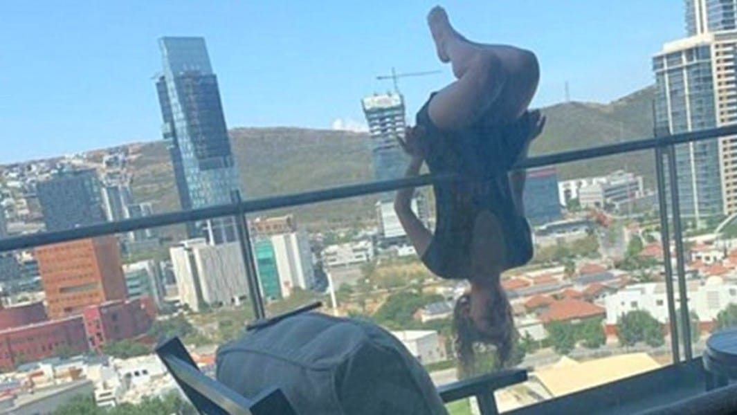 Estudiante cae desde quinto piso cuando practicaba ‘yoga extremo’ en México