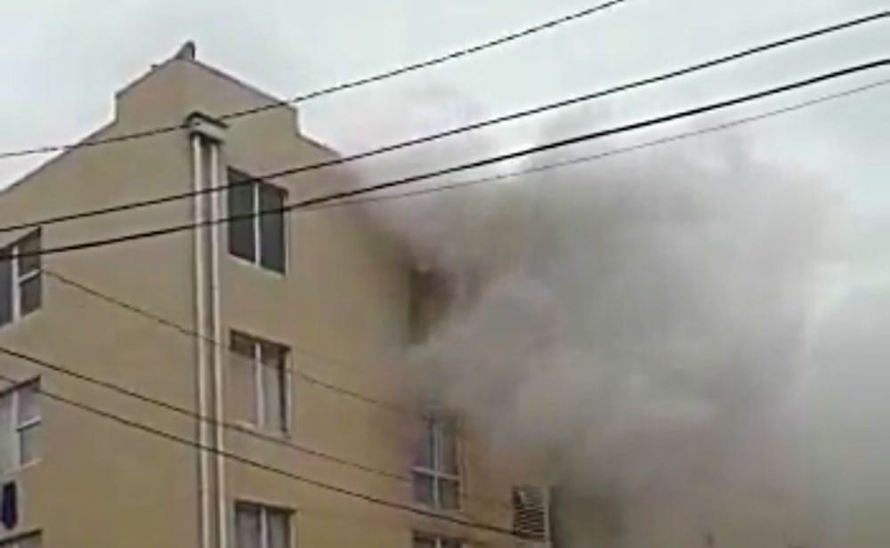 Evacúan edificio por violento incendio en departamento de Hualpén