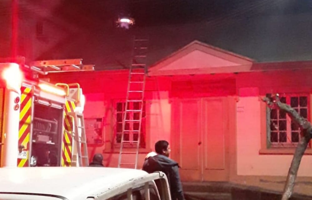 Inflamación de chimenea amenaza a casa parroquial San Sebastián en Yumbel