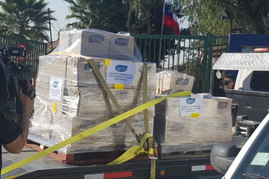 Empresa de Shampoo donó un camión con sus productos al club Universidad de Chile