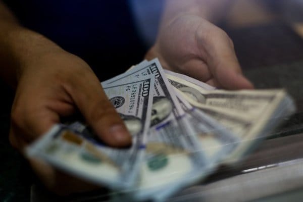 Fuerte alza del Dólar ante tensión entre EE.UU e Irán ya lo hace superar los $770 este lunes