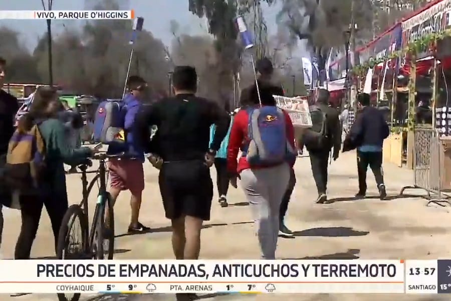 En pleno despacho de Canal 13 transeúnte hizo un “cara pálida”