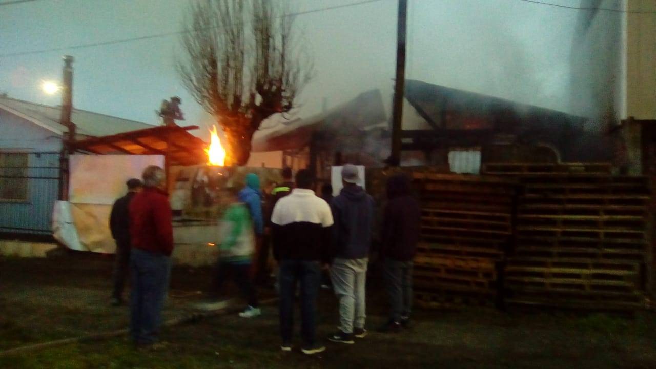 Hermanos quedan atrapados  en incendio en Coronel: uno de ellos falleció