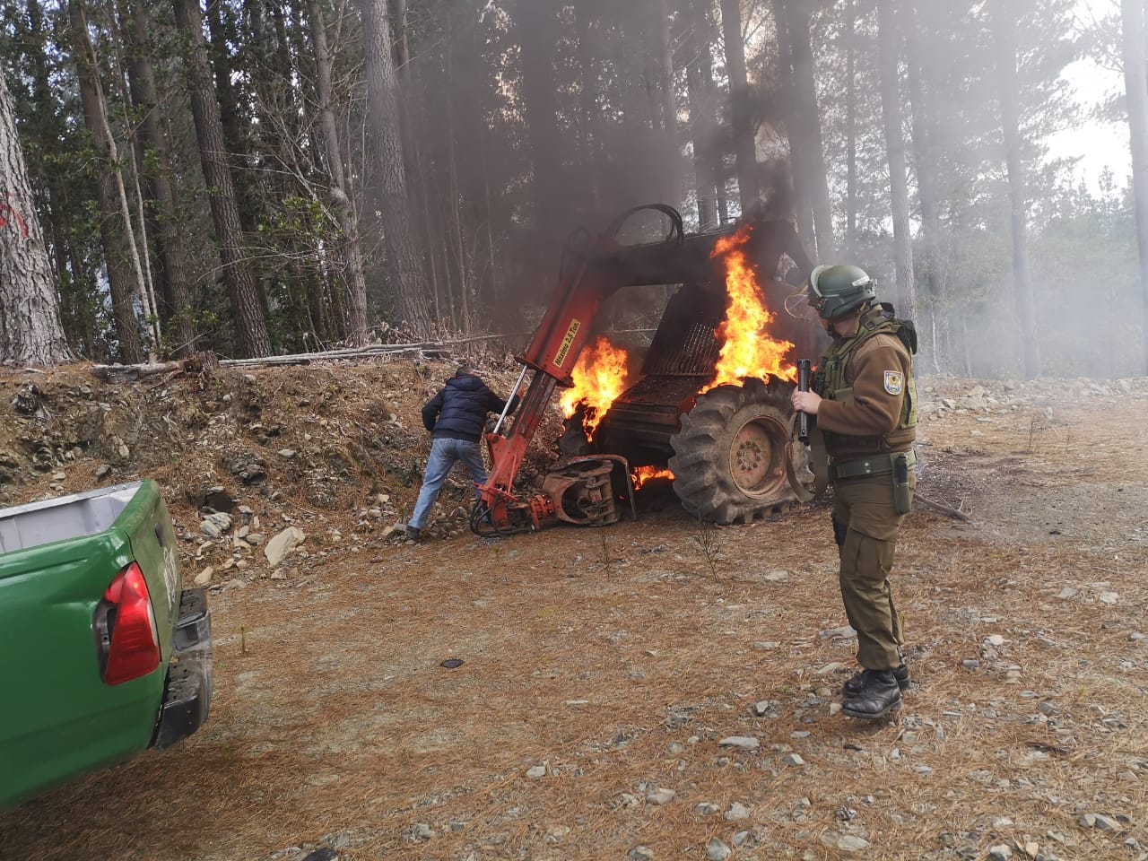 Encapuchados quemaron máquinas e instalaciones forestales en Contulmo