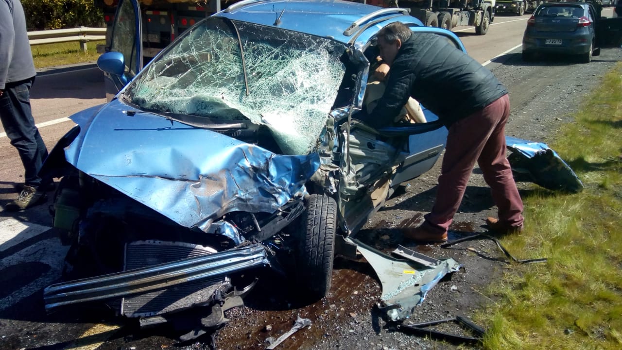 Dos lesionados de gravedad deja colisión frontal en Ruta de la Madera