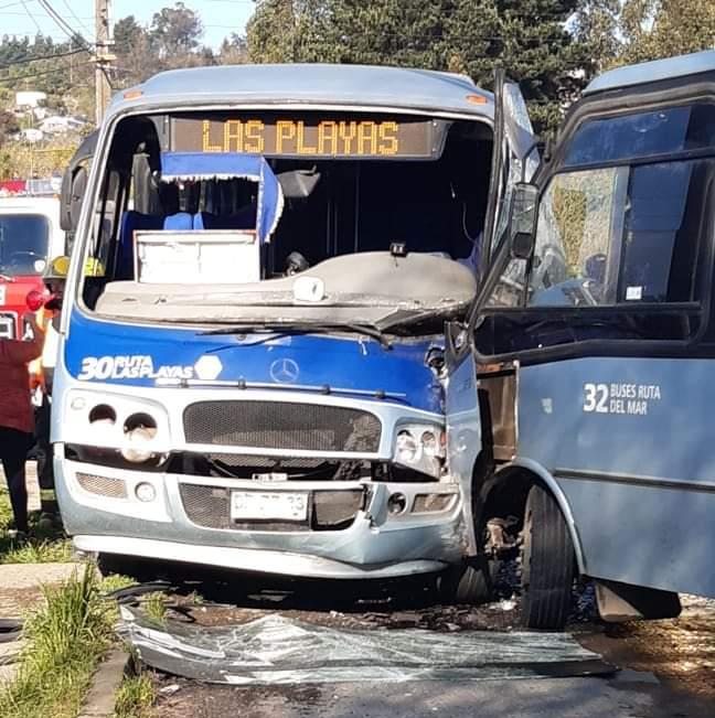 Colisión entre microbuses deja al menos dos lesionados en Penco