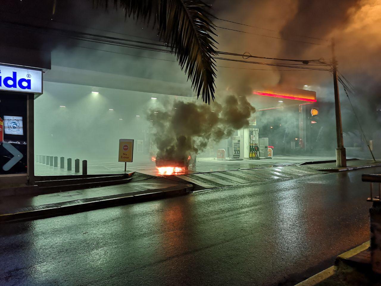 Vehículo se incendió en bencinera en Concepción
