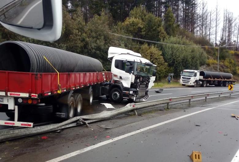 Camión protagoniza cinematográfico accidente de tránsito en la Ruta Itata