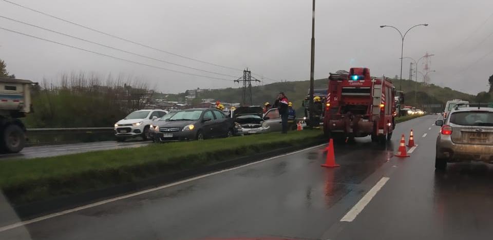 Triple colisión entre vehículos deja dos personas lesionadas en Concepción