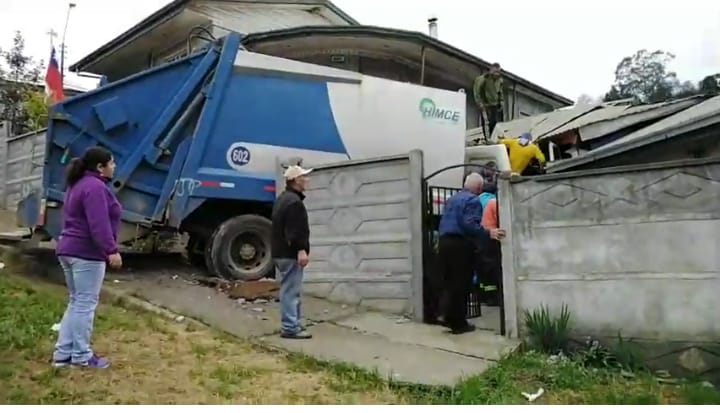 Camión recolector de basura terminó incrustado en una vivienda en Tomé
