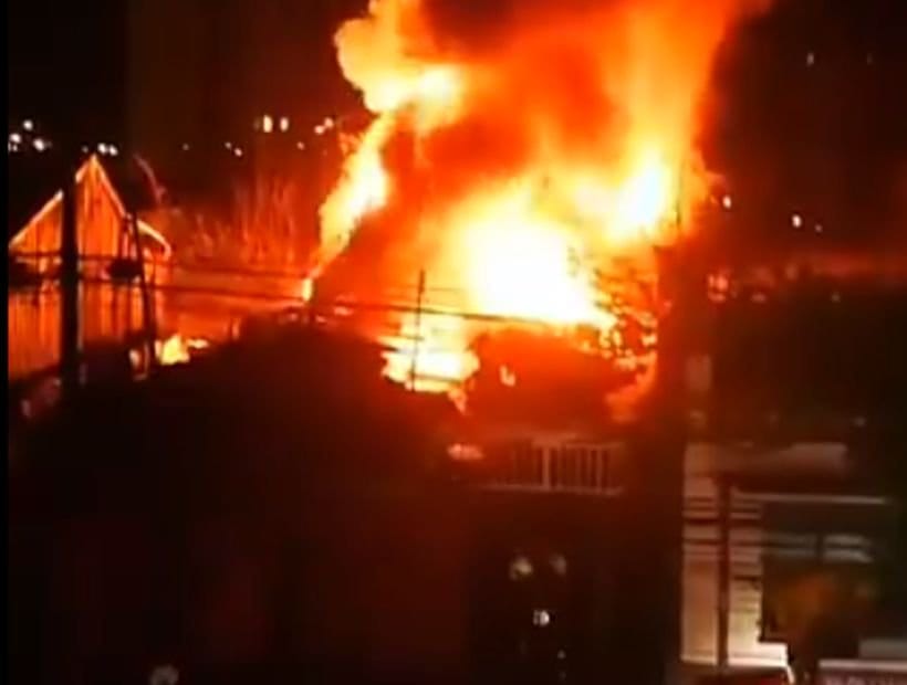 Adulto mayor resultó con quemaduras tras voraz incendio que afectó dos casas en Concepción