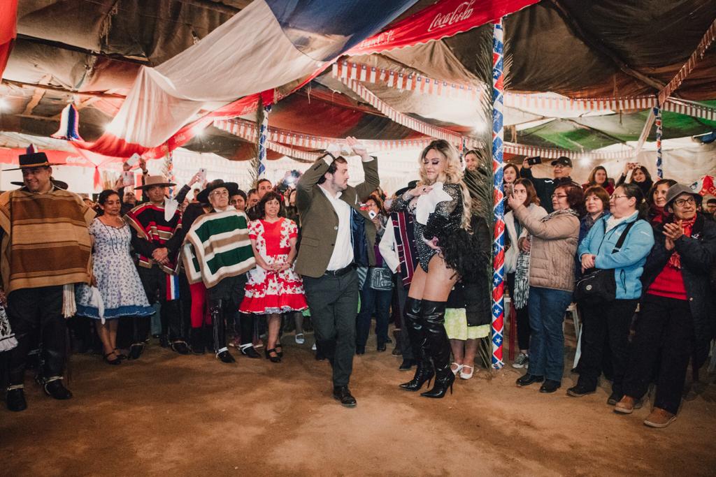 Con una paya: Sharp respondió las críticas de Moreira por bailar cueca con transformista