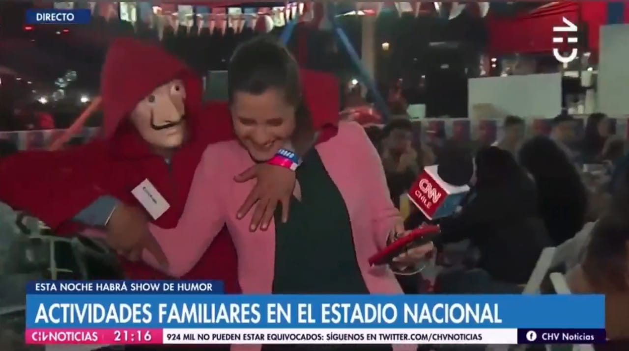 Reportera de CHV fue acosada dos veces durante despacho desde fonda