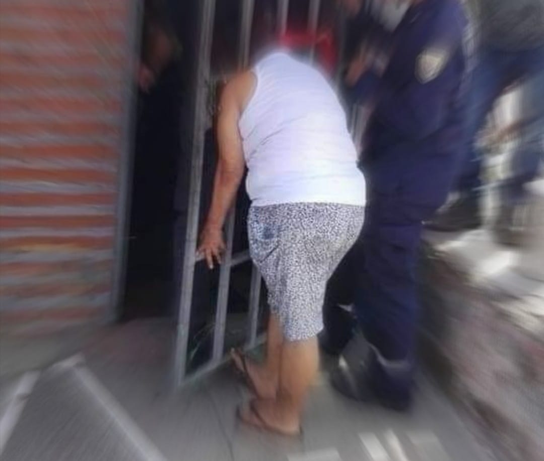 Mujer quedó atrapada cuando espiaba a su vecina