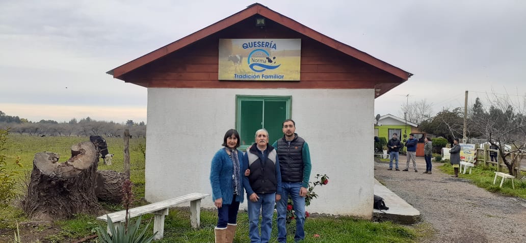 Exitoso emprendimiento en Los Ángeles: Mamá con su hijo sacan adelante quesería complementando conocimientos