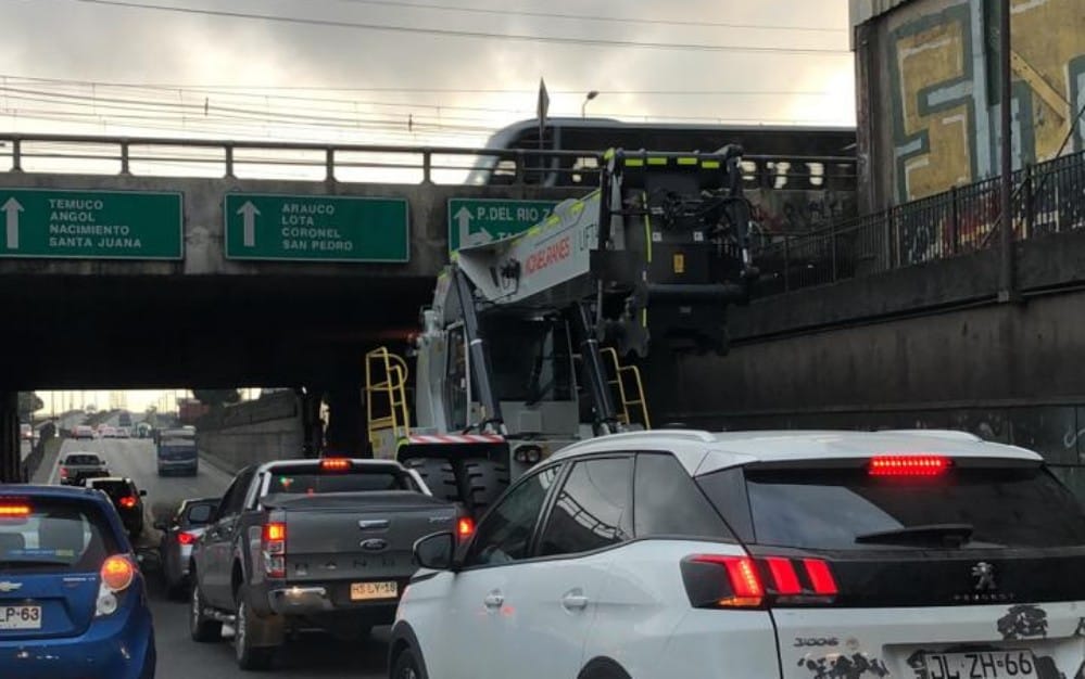 Camión con carga sobredimensionada genera congestión al ingreso del Puente Llacolén