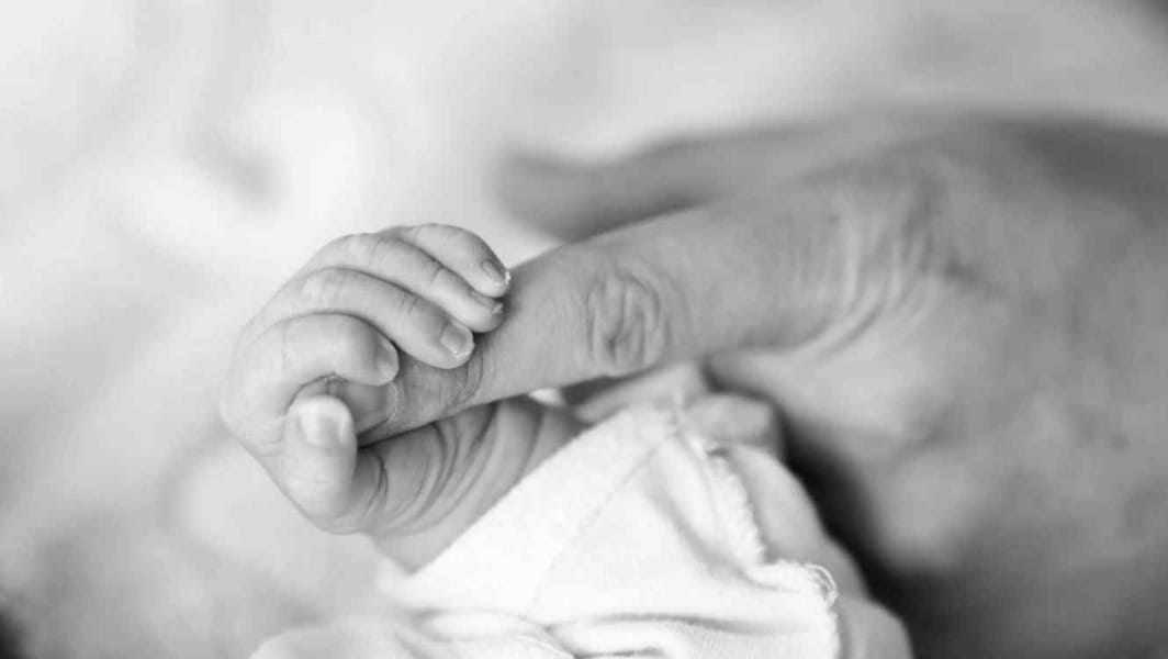 Detienen a hombre por vender a su hija recién nacida en casi $5 millones