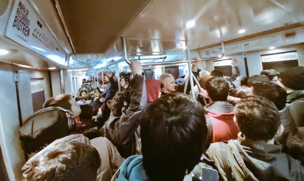 Problemas operacionales generan retrasos en el Biotrén y colapso de pasajeros en vagones