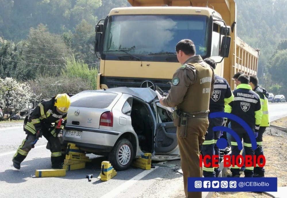 Dos personas fallecidas tras colisión frontal entre un camión y un auto en Ruta de la Madera