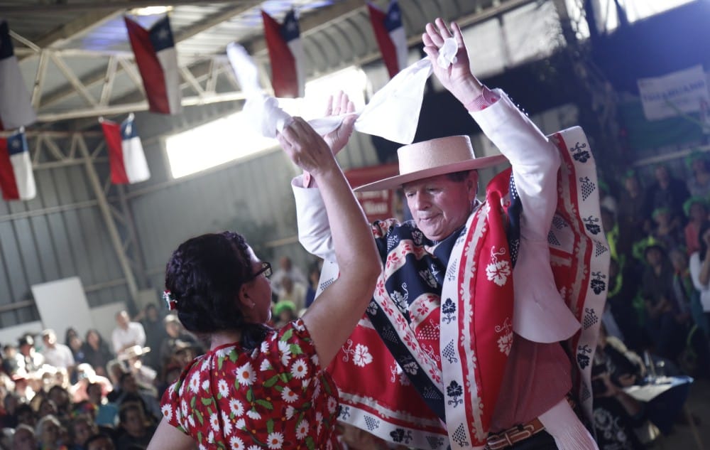 Adultos mayores se lucen en la final regional del Campeonato de Cueca