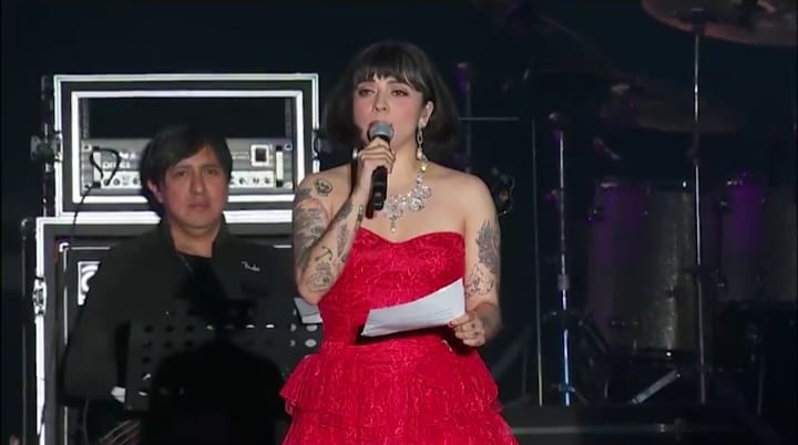 Mon Laferte irrumpió en homenaje a José José con potente mensaje por situación en Chile