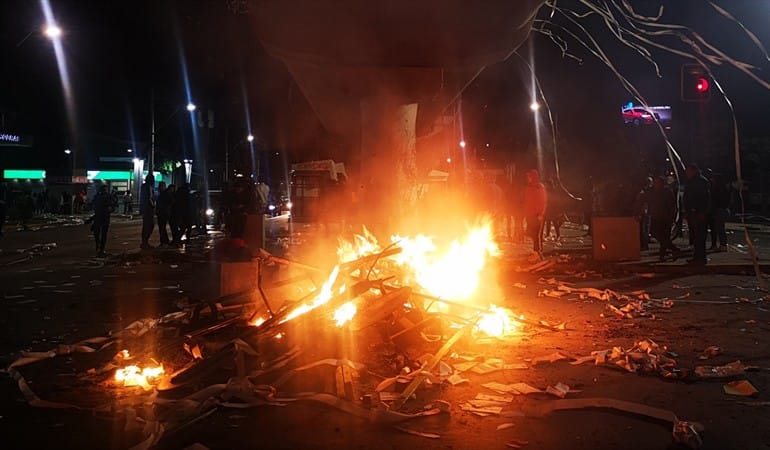 Confirman la muerte de tres personas en incendio de supermercado tras saqueo