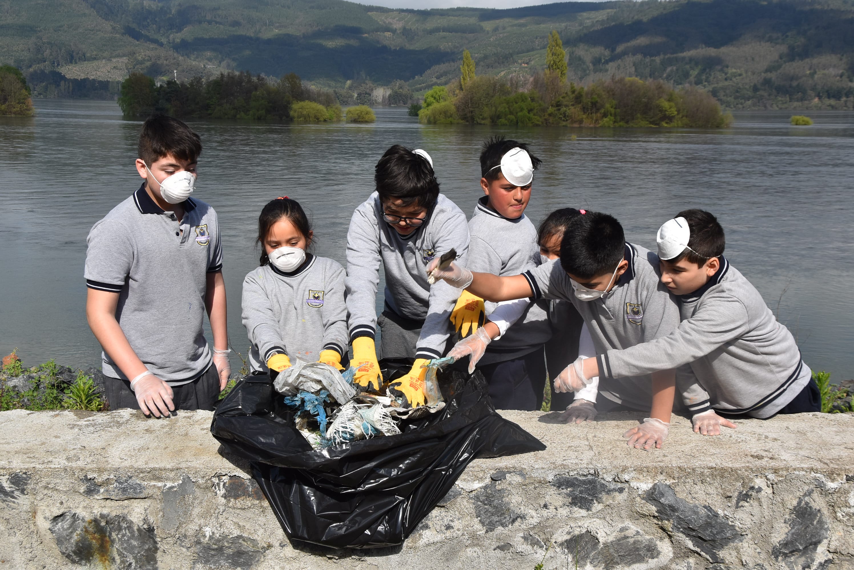 Niños dan el ejemplo y limpian microbasurales en la ribera del río Biobío