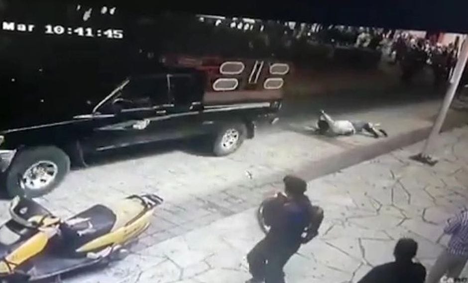 Arrastran en camioneta a alcalde por incumplir promesas de campaña