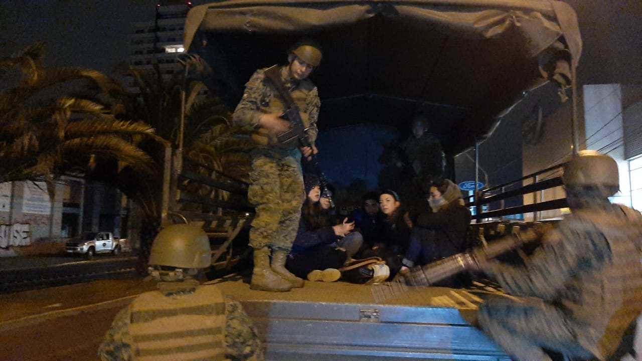 Infante de marina fue detenido tras salir con caja de viveres de supermercado que cuidaba en Hualpén