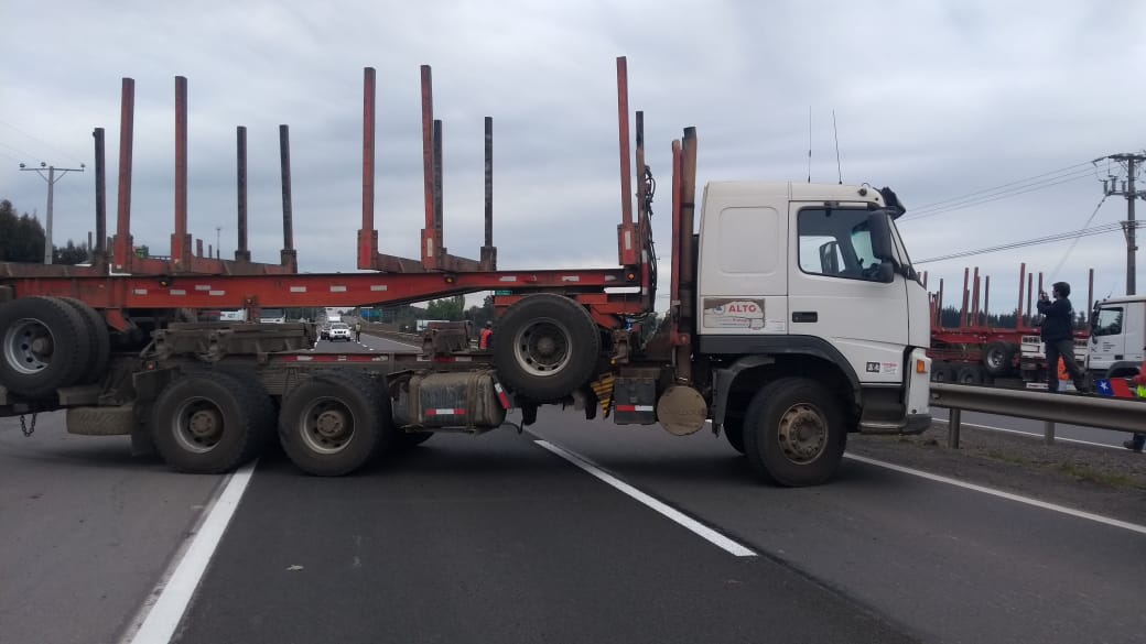 Camioneros cortan la Ruta 5 Sur exigiendo que Gobierno declare estado de excepción en Arauco