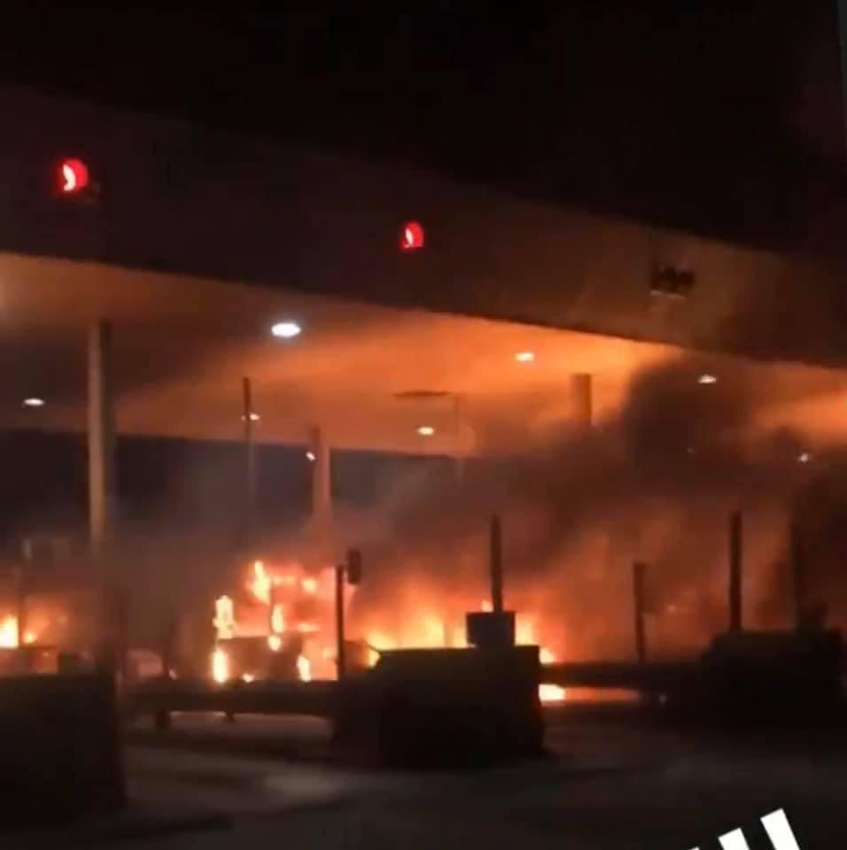 Encapuchados queman casetas del peaje de la Ruta Interportuaria