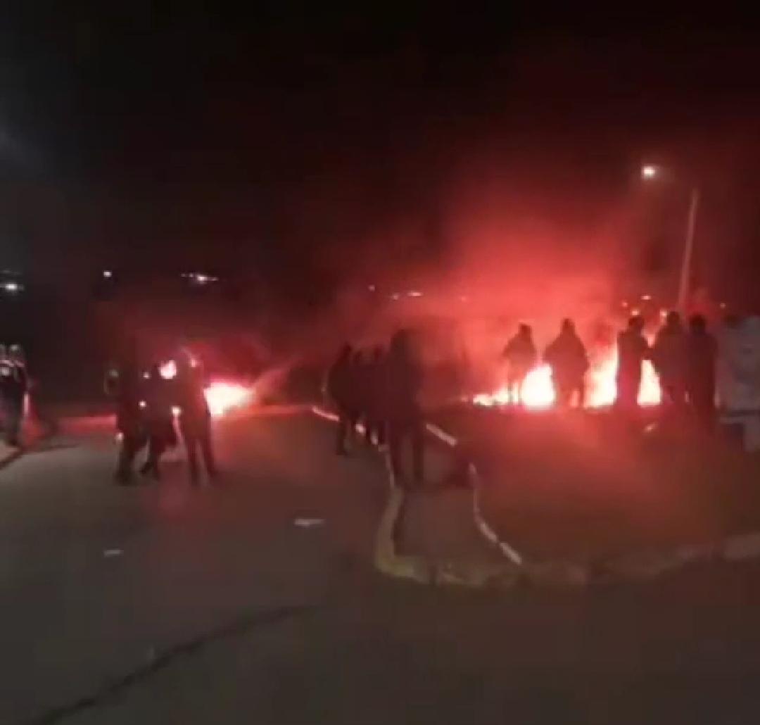 Al ritmo de Amar Azul vecinos se manifiestan en Lota