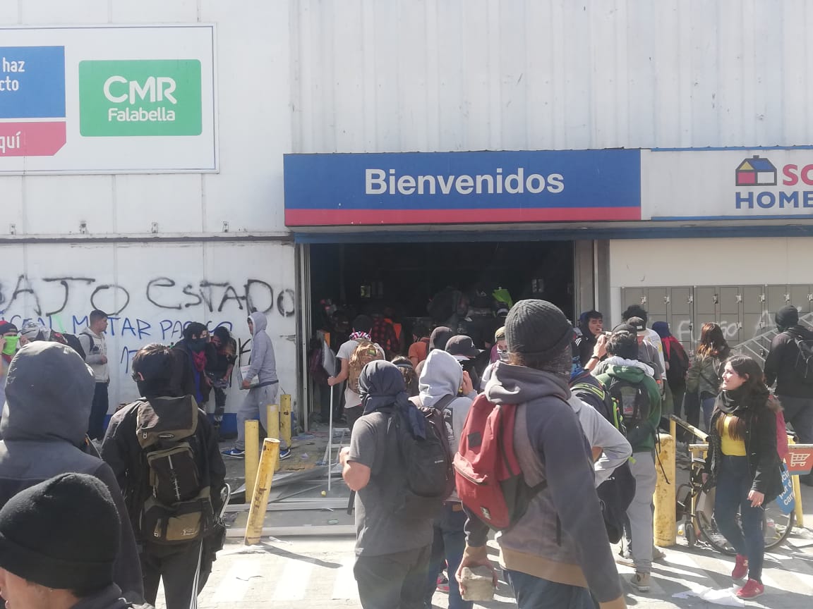 Turba de encapuchados saquea Sodimac de Los Carrera en Concepción