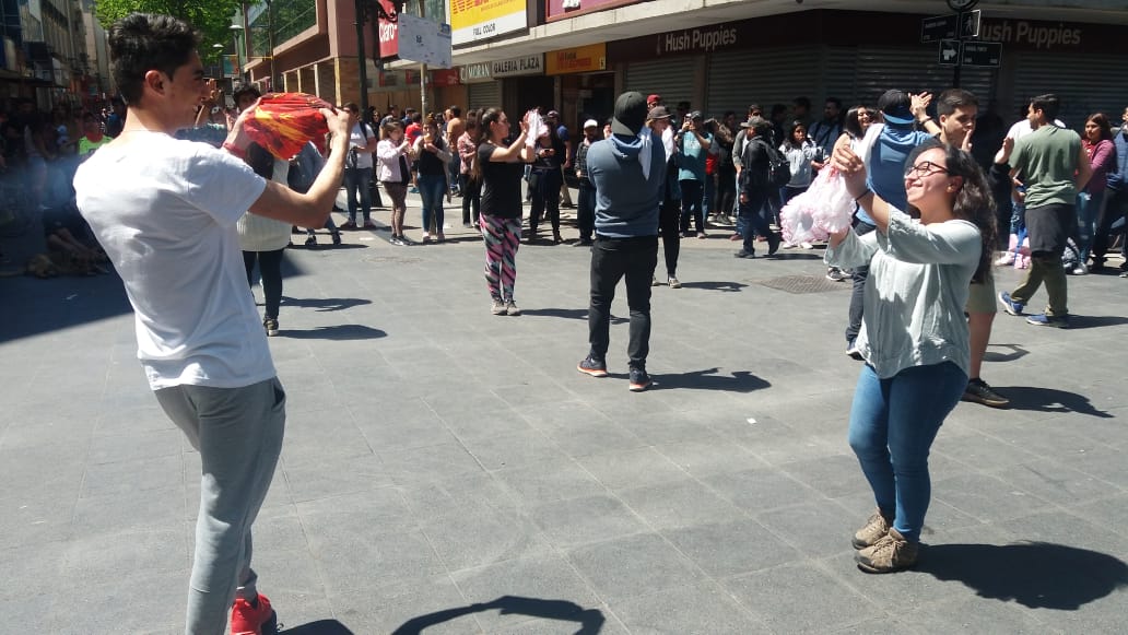 La historia de la pareja de hermanos de Concepción que hizo bailar “la cueca de la paz” a manifestantes
