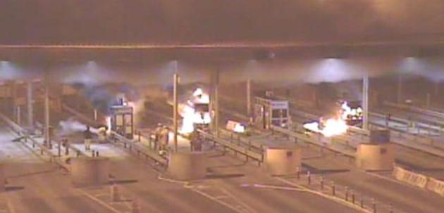 Grupo de desconocidos incendian Peaje Chivilingo en la Ruta 160