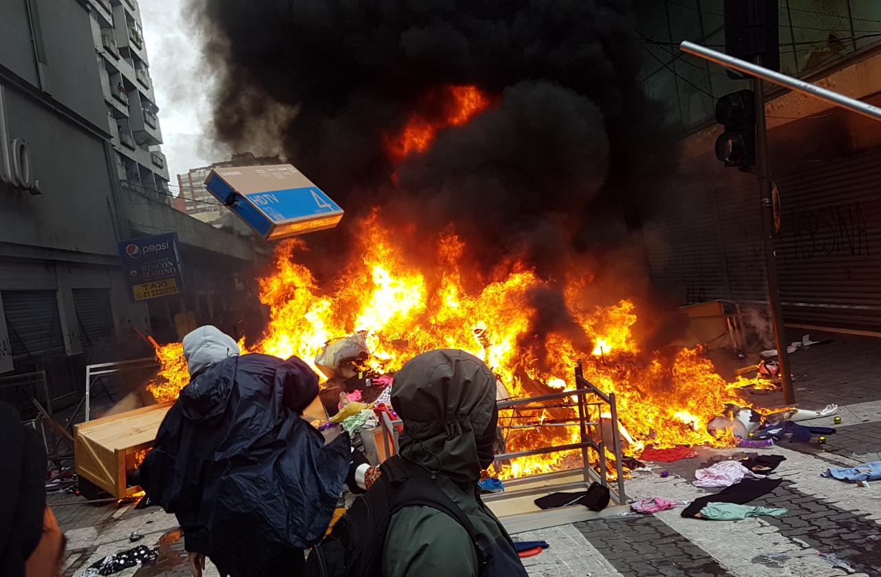 Concepción está bajo un humo negro: Saqueo a Johnson’s termina en enorme barricada
