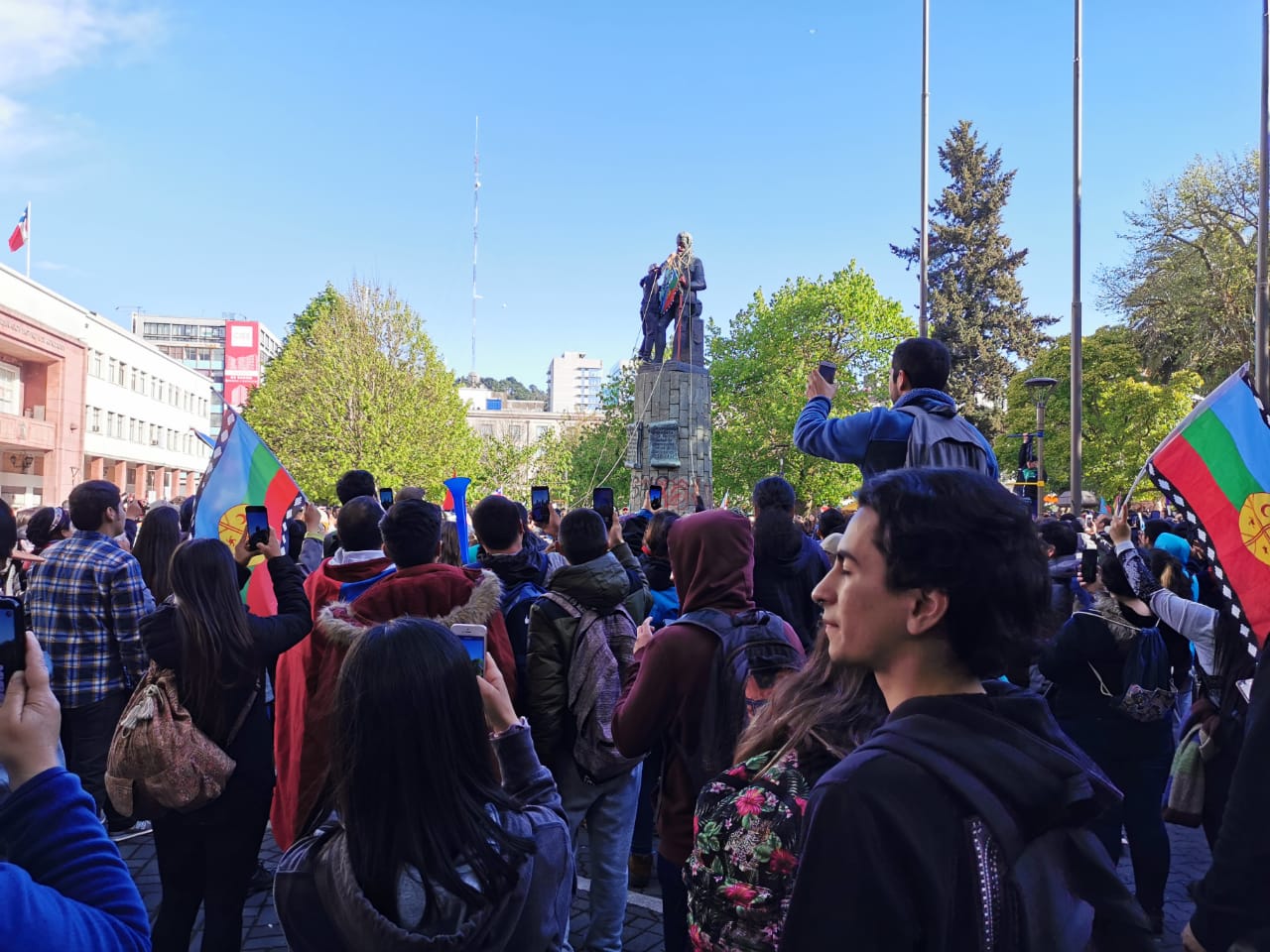 Encapuchados intentaron botar estatua de Pedro de Valdivia en Concepción