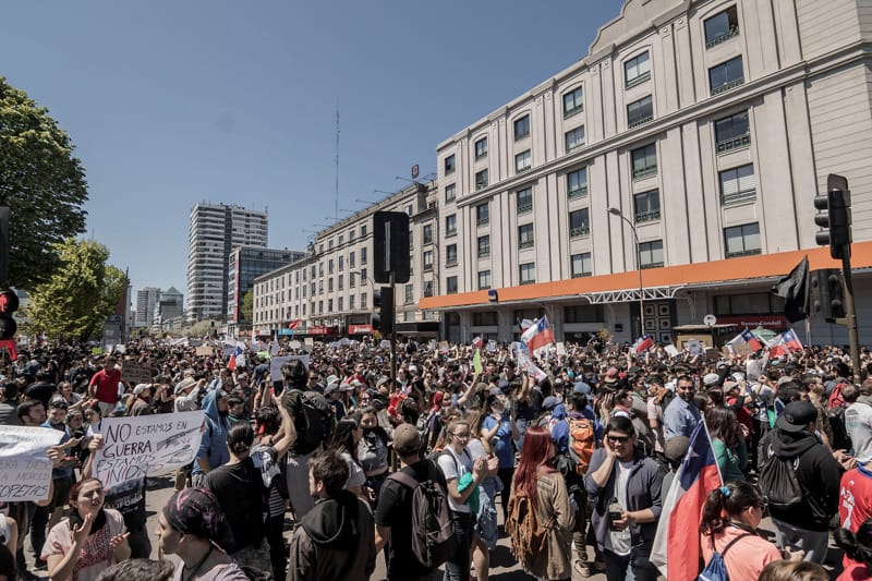 Abogado penquista analiza crisis chilena desde el extranjero: “Los más pobres se han visto excluidos de los beneficios”